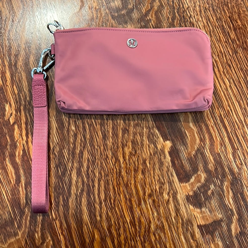 lulu lemon curved wristlet wallet, brief rose pink 💗